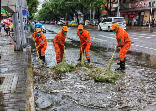 应对今晨雨情,北京环卫工人推水作业进行中