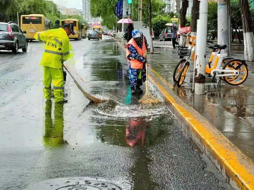 清积水 除淤泥 区城管局全力保障降雨天气城区环境卫生